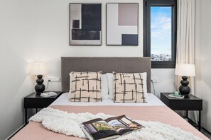 Tabla de planchar con plancha, wifi gratis y ropa de cama 