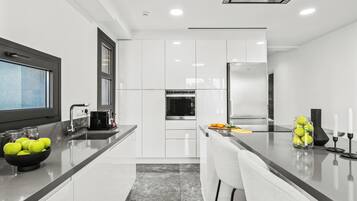 Fridge, microwave, oven, stovetop