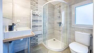 Een douche, een haardroger, handdoeken