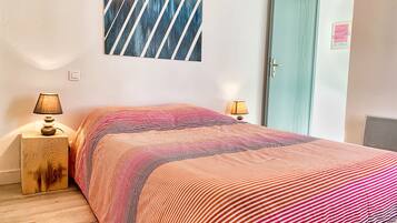 Iron/ironing board, WiFi, bed sheets