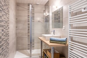 Shower, hair dryer, towels - Pleasant Sablaise House with Garden-Terrace and Garage (Les Sables-d'Olonne)