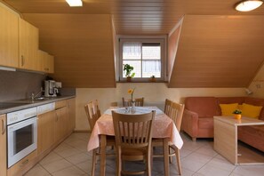 Fridge, microwave, oven, stovetop - Apartment 'Talblick' with Shared Garden, Balcony and Wi-Fi (Zell am Harmersbach)