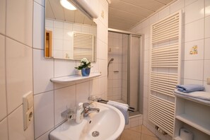 Shower, hair dryer, towels - Apartment 'Talblick' with Shared Garden, Balcony and Wi-Fi (Zell am Harmersbach)
