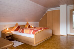 Iron/ironing board, WiFi, bed sheets - Apartment 'Talblick' with Shared Garden, Balcony and Wi-Fi (Zell am Harmersbach)