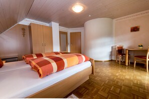 Tabla de planchar con plancha, wifi y ropa de cama