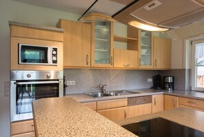 Fridge, microwave, oven, stovetop - Apartment 'Panoramablick' with Shared Garden, Balcony and Wi-Fi (Zell am Harmersbach)