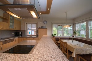 Fridge, microwave, oven, stovetop - Apartment 'Panoramablick' with Shared Garden, Balcony and Wi-Fi (Zell am Harmersbach)