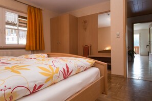 Tabla de planchar con plancha, wifi y ropa de cama 