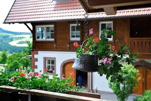 Property grounds - Apartment 'Panoramablick' with Shared Garden, Balcony and Wi-Fi (Zell am Harmersbach)