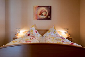 Een strijkplank/strijkijzer, wifi, beddengoed