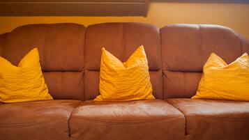 Télévision, table de tennis de table, chaßne hi-fi