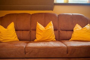 Fernseher, Tischtennisplatte, Stereoanlage