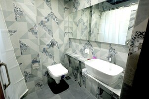 Deluxe Tek Büyük veya İki Ayrı Yataklı Oda, Şehir Manzaralı | Banyo | Ücretsiz banyo/kozmetik ürünleri, sabun, şampuan, tuvalet kâğıdı