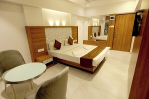 Dobbelt- eller tomannsrom – deluxe, byutsikt | Wi-fi (inkludert)