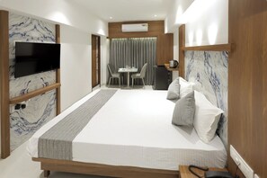 Deluxe Double or Twin Room, City View | Free WiFi - Host Inn Mumbai Airport (Mumbai)