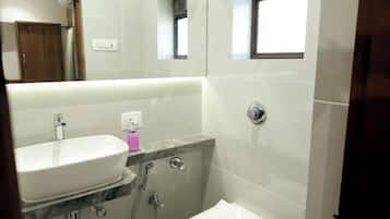 Quarto casal ou duplo luxo, vista para a cidade | Banheiro | Produtos de toalete grátis, sabonete, shampoo, papel higiênico