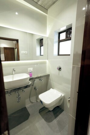 Deluxe-Doppel- oder -Zweibettzimmer, Stadtblick | Badezimmer | Kostenlose Toilettenartikel, Seife, Shampoo, Toilettenpapier