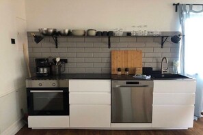 Fridge, stovetop, dishwasher, cookware/dishes/utensils - Garden house in the manor house (Bastorf)
