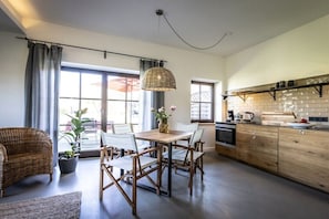 Fridge, oven, stovetop, dishwasher - Superior Studio in the Manor House (Bastorf)