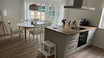 Kühlschrank, Mikrowelle, Herdplatte, Geschirrspüler