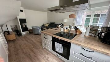 Kühlschrank, Mikrowelle, Herdplatte, Geschirrspüler