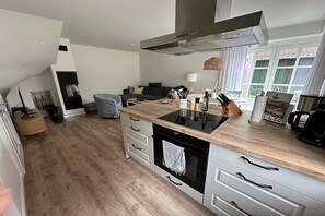 Kühlschrank, Mikrowelle, Herdplatte, Geschirrspüler