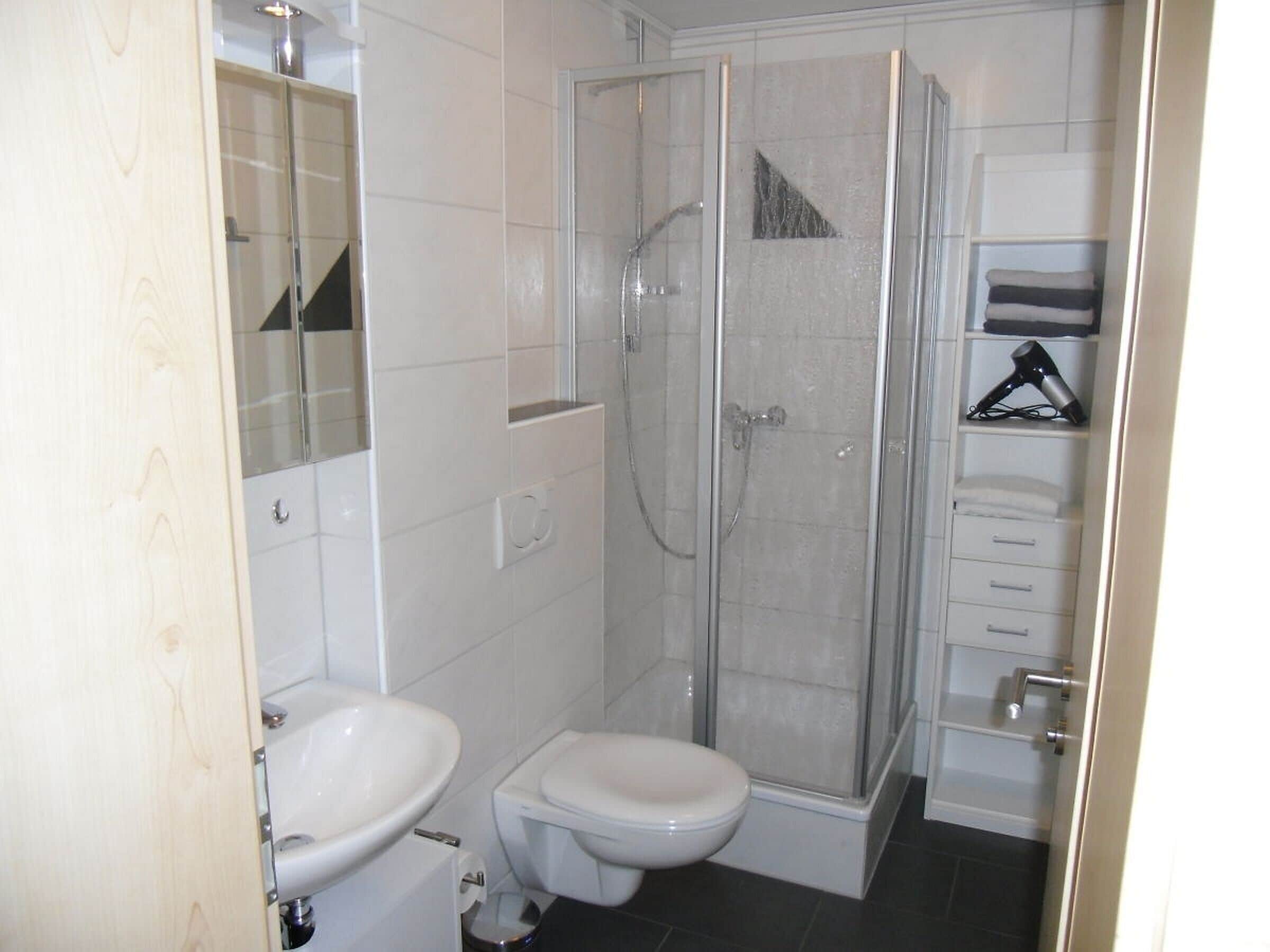 Regadera, secadora de cabello, toallas 