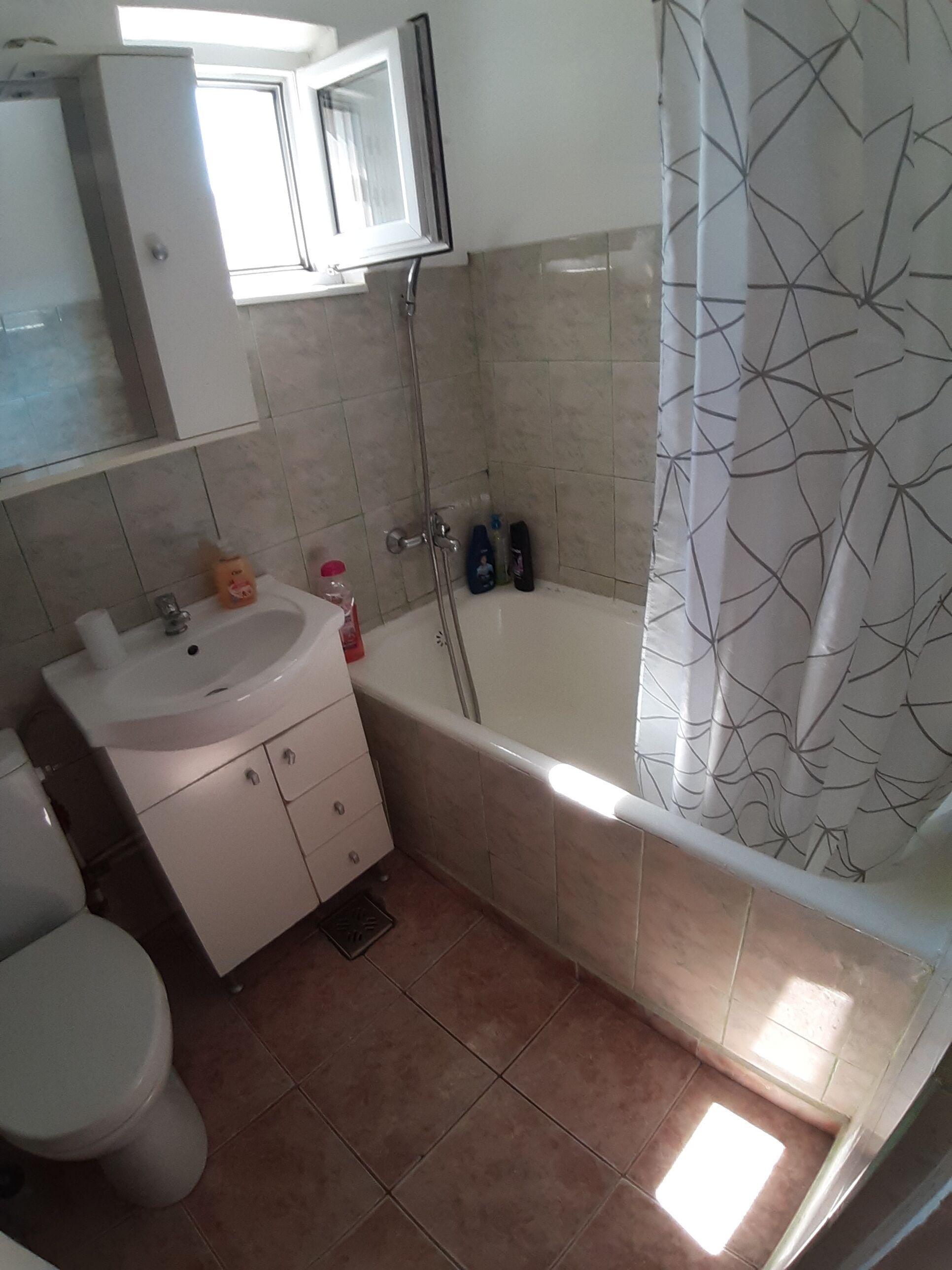 Douche, baignoire à jets, serviettes fournies, savon