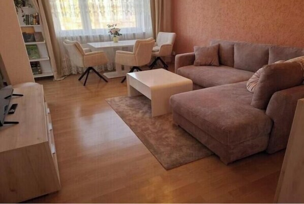 Smart TV, books - Holiday apartment in Hanau with swimming pool (Hanau)