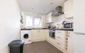 Microwave - Spacious 1br flat  w/ Balcony (London)