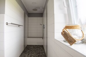 Shower - Holiday home Strandoase by the bathing lake (Aurich-Tannenhausen)