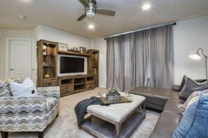 Room - Windsor Westside 5 Bedroom Vacation Home 1820 (Four Corners)