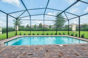 حمام سباحة داخلي