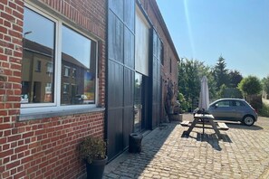 Outdoor dining - Apartment with a view of alpacas (Heers)
