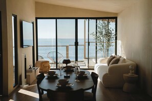TV, fireplace - Kasa Dharma an oceanfront House (Ensenada)