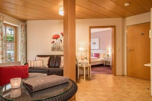 TV connectée, lecteur de DVD, table de tennis de table, livres