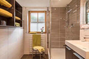 Shower, hair dryer - Guesthouse Trostelhof 3 (Salem-Neufrach)