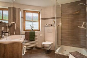 Shower, hair dryer - Guesthouse Trostelhof 2 (Salem-Neufrach)