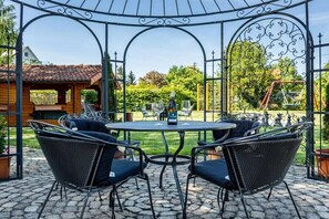 Outdoor dining - Guesthouse Trostelhof 2 (Salem-Neufrach)