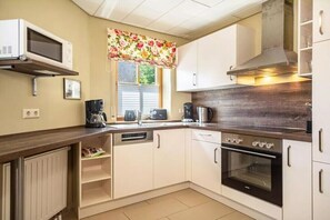 Een koelkast, een magnetron, een oven, een kookplaat