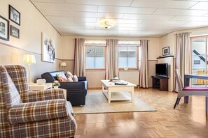 TV connectée, table de tennis de table, livres, chaîne hi-fi