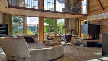 Smart-tv, een open haard, boeken en een stereo