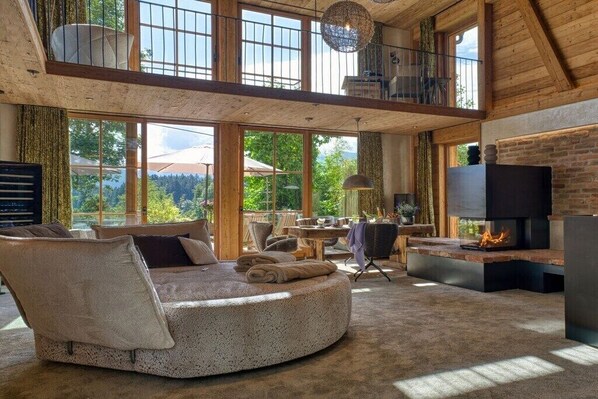 Smart TV, chimenea, libros y estéreo