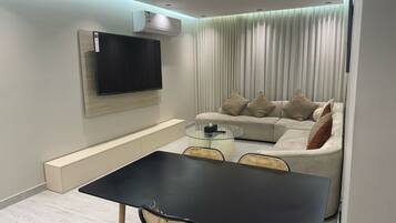 Family Studio Suite, City View | Ruang tamu