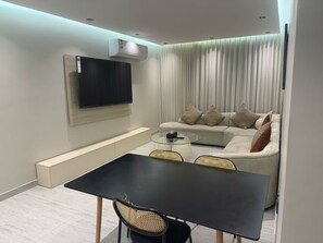 Family Studio Suite, City View | Ruang tamu