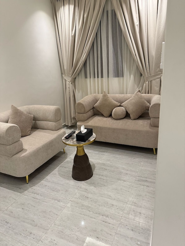 Family Studio Suite, City View | In-room dining - Ras Al Hama Real Estate (Riyadh)