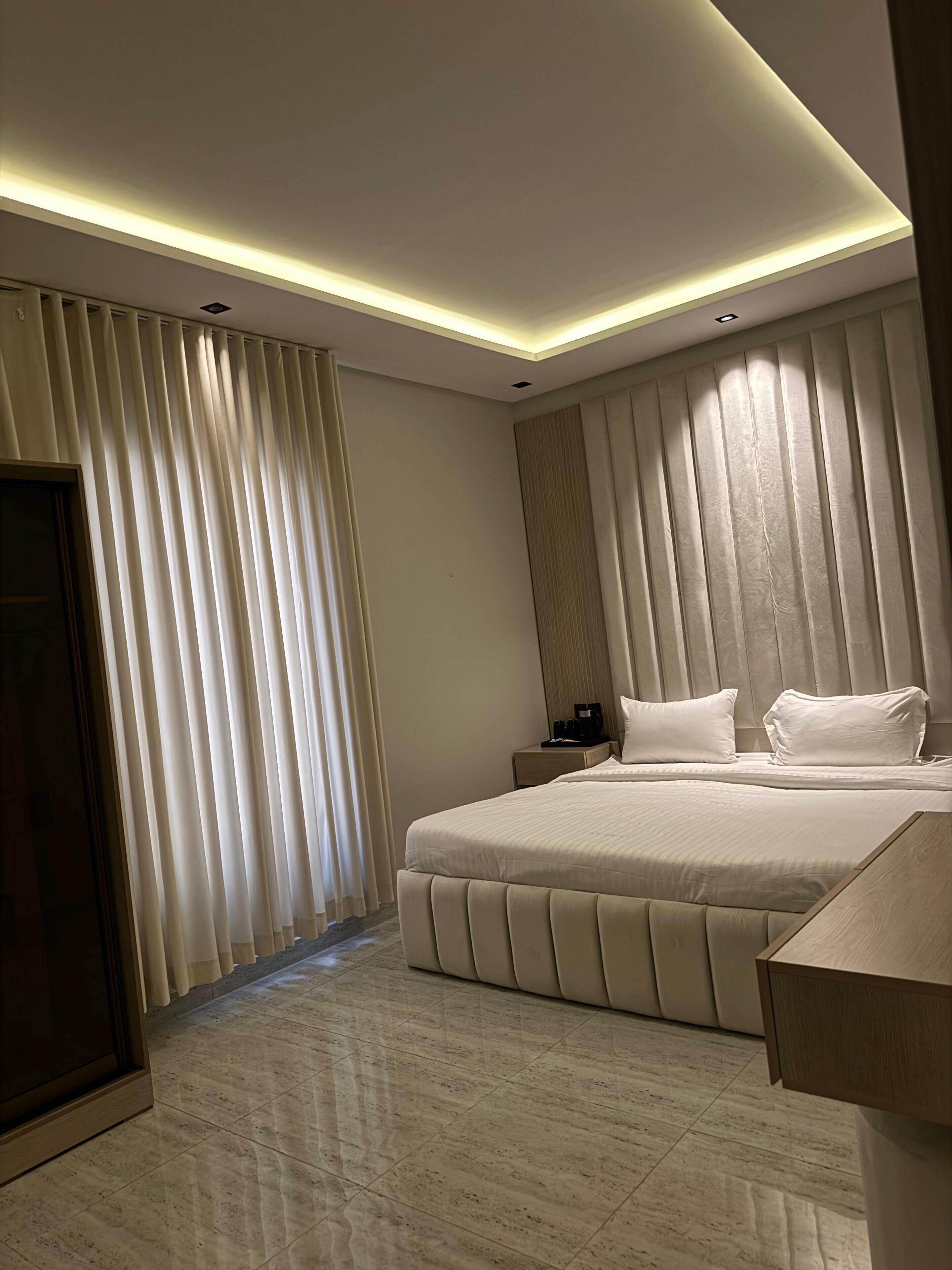 Familien-Studiosuite, Stadtblick | Essbereich im Zimmer