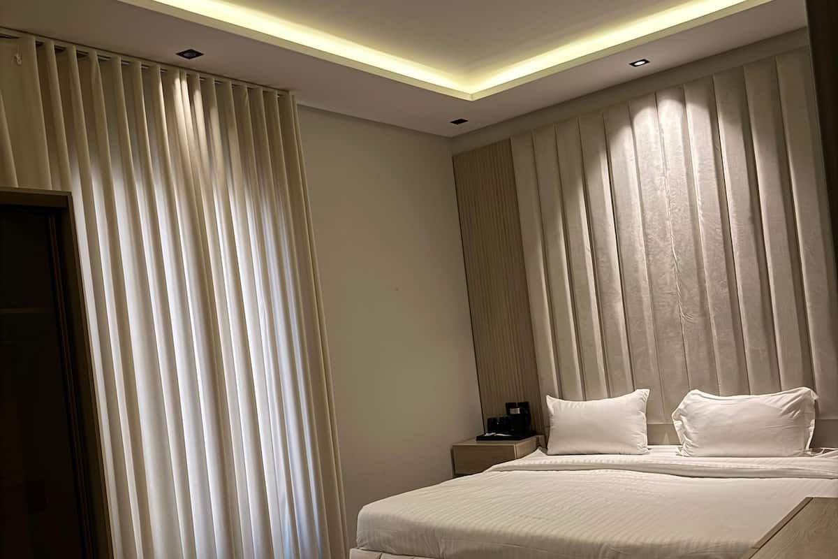 Family Studio Suite, City View | Makan dalam bilik