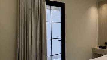 Deluxe Studio, City View | Iron/ironing board