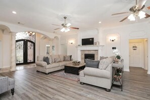 Unclassified image, 3 of 30, button - La Casa De Francella (Harris County)